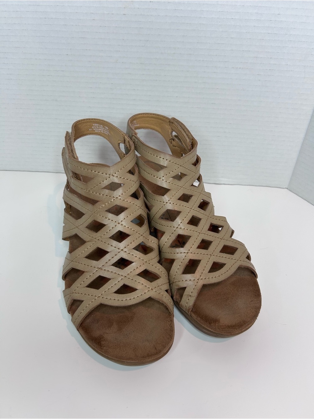 BareTraps Trella Sandals Women 10 Tan Wedge Strappy Comfort